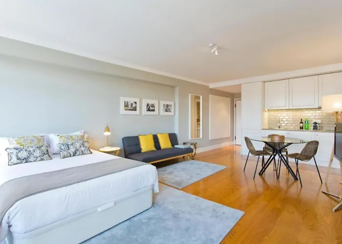 Historical Corner By Upperground *